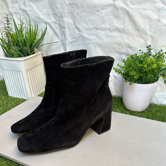 Paul Green Nepal Bootie
SQUARE FLARED BLOCK HEEL SUEDE BLACK  UK 5 US 7.5 
$455 - Picture 8 of 16